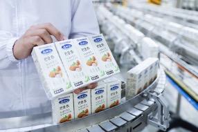 VINAMILK Chào 2021 với lô sản phẩm sữa hạt và sữa đặc lớn xuất khẩu đi Trung Quốc